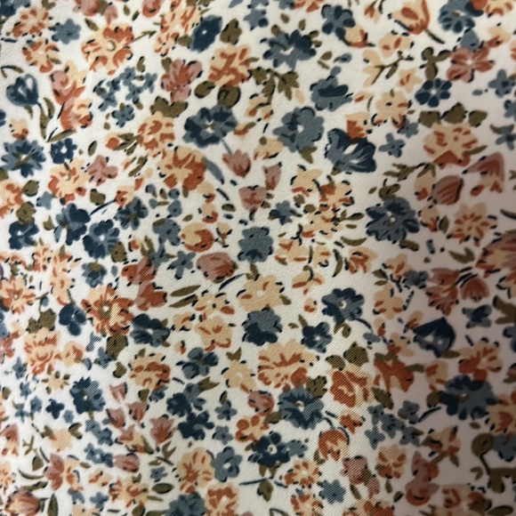 Cute flowered tank with lace and tie in back - Picture 3 of 4